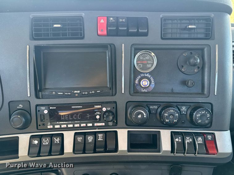 image for item EC3563 2022 Kenworth T680 semi truck