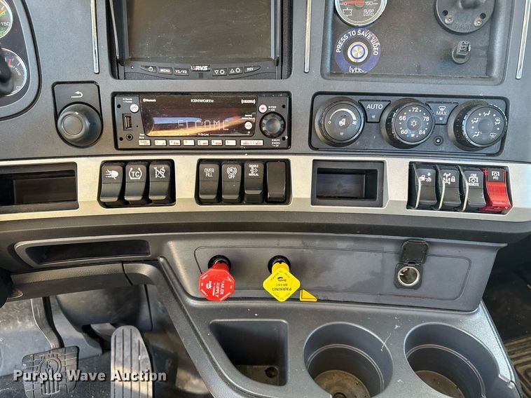 image for item EC3563 2022 Kenworth T680 semi truck