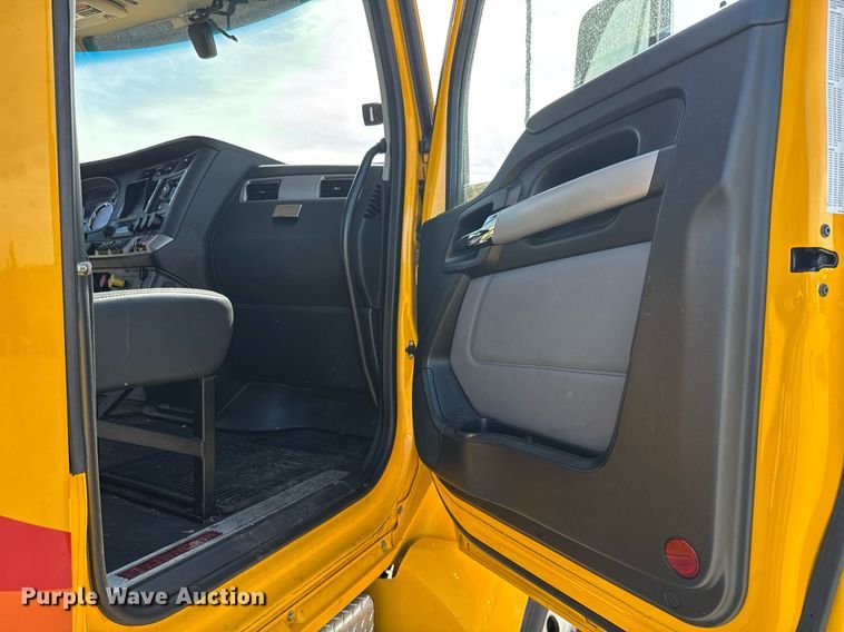 image for item EC3563 2022 Kenworth T680 semi truck