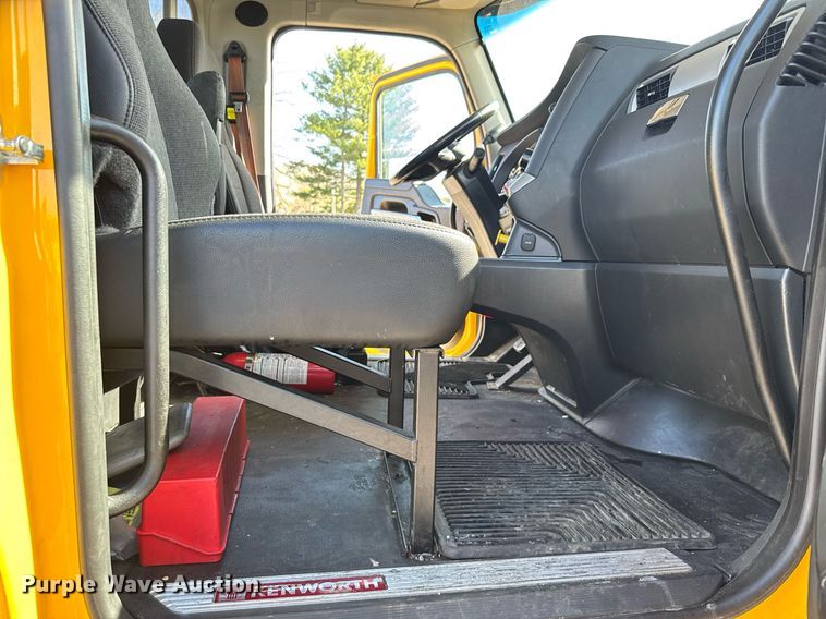 image for item EC3563 2022 Kenworth T680 semi truck