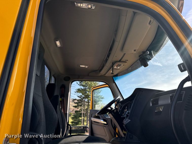 image for item EC3563 2022 Kenworth T680 semi truck