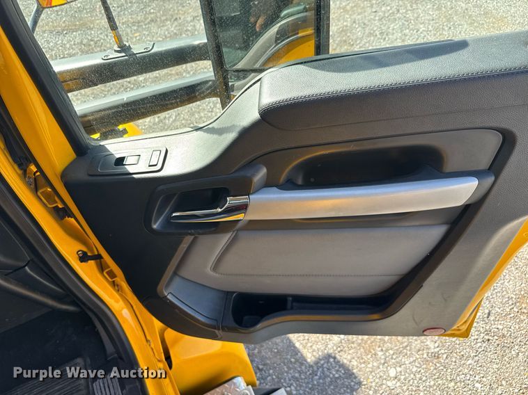 image for item EC3563 2022 Kenworth T680 semi truck