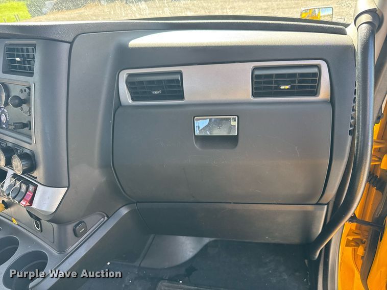 image for item EC3563 2022 Kenworth T680 semi truck