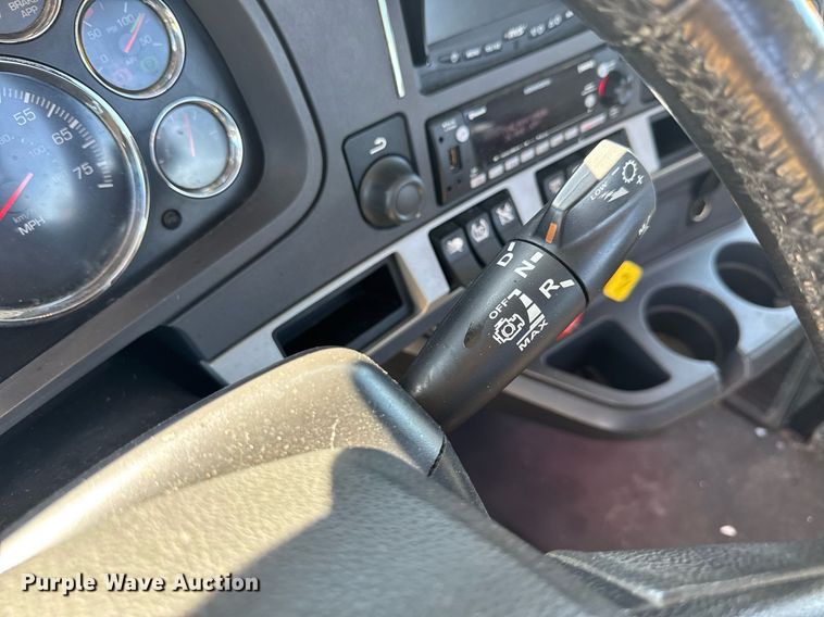 image for item EC3563 2022 Kenworth T680 semi truck