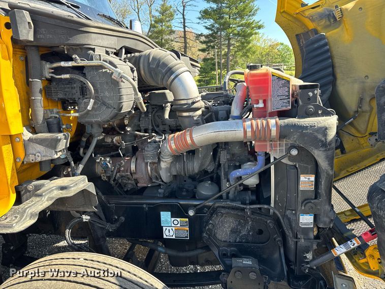 image for item EC3563 2022 Kenworth T680 semi truck