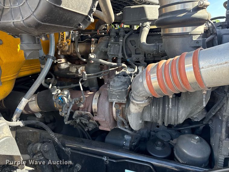 image for item EC3563 2022 Kenworth T680 semi truck