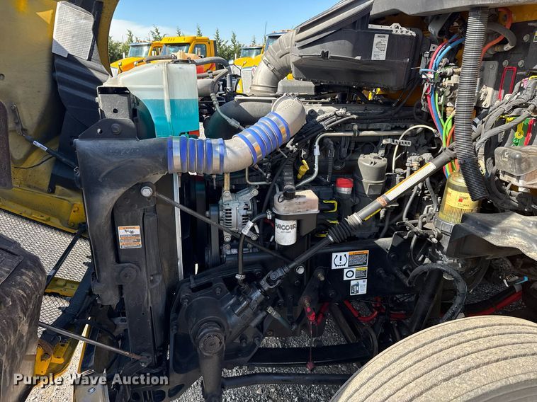 image for item EC3563 2022 Kenworth T680 semi truck