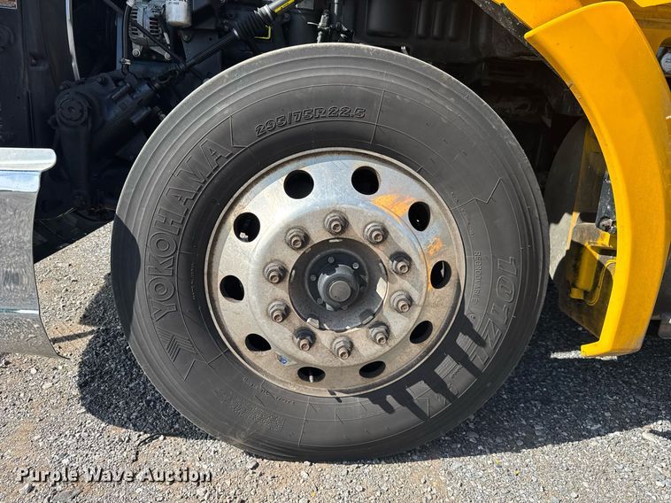 image for item EC3563 2022 Kenworth T680 semi truck