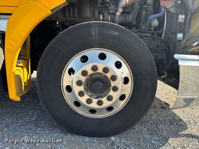 image for item EC3563 2022 Kenworth T680 semi truck