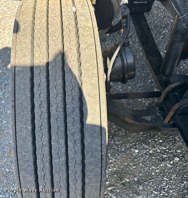 image for item EC3563 2022 Kenworth T680 semi truck