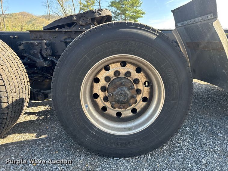 image for item EC3563 2022 Kenworth T680 semi truck