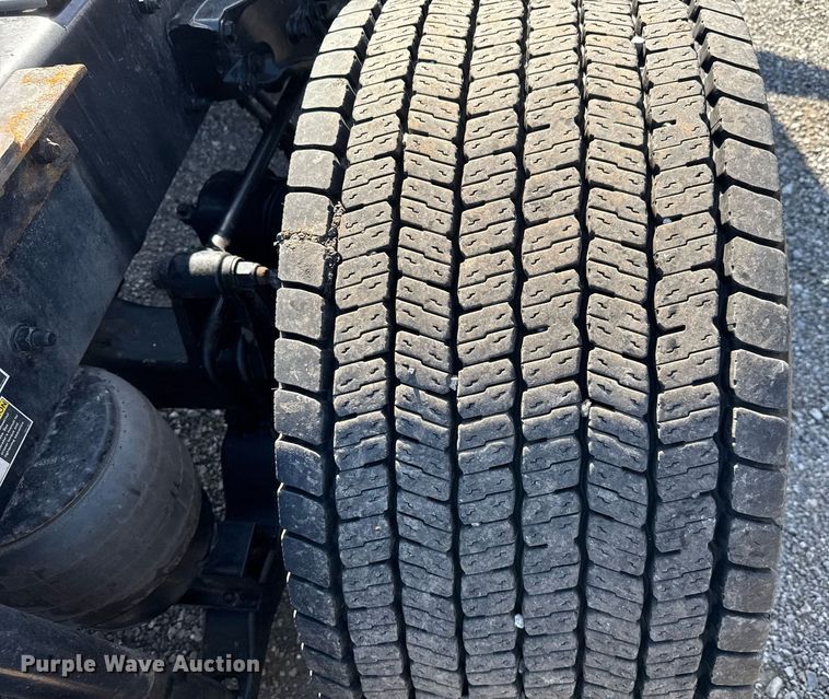 image for item EC3563 2022 Kenworth T680 semi truck