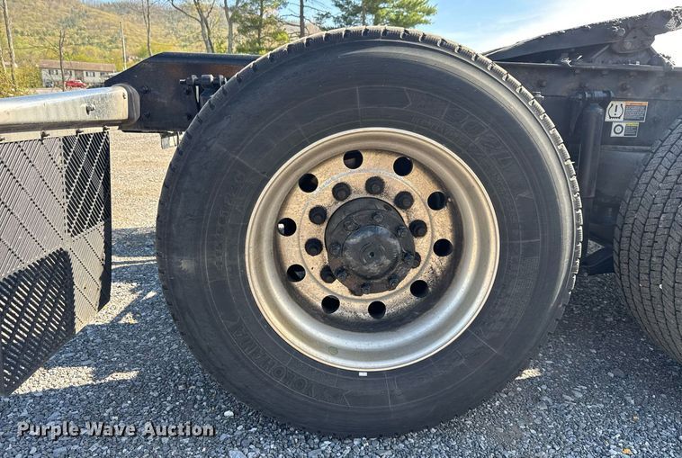 image for item EC3563 2022 Kenworth T680 semi truck