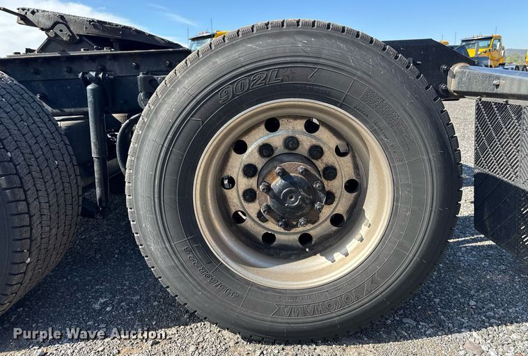 image for item EC3563 2022 Kenworth T680 semi truck