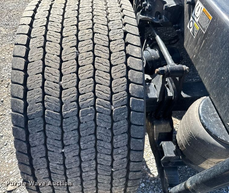 image for item EC3563 2022 Kenworth T680 semi truck