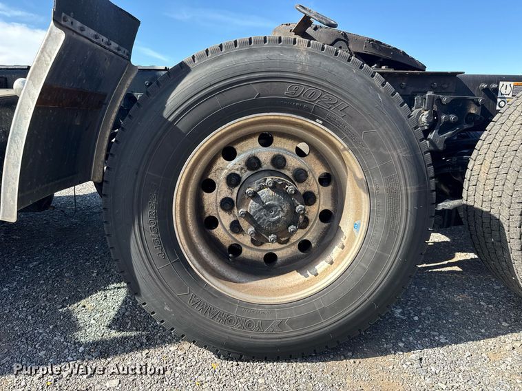 image for item EC3563 2022 Kenworth T680 semi truck