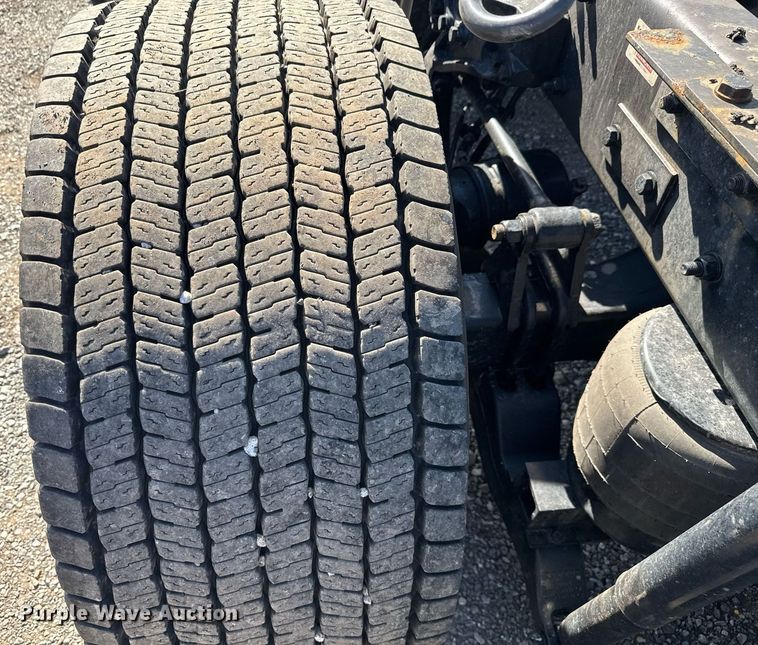 image for item EC3563 2022 Kenworth T680 semi truck