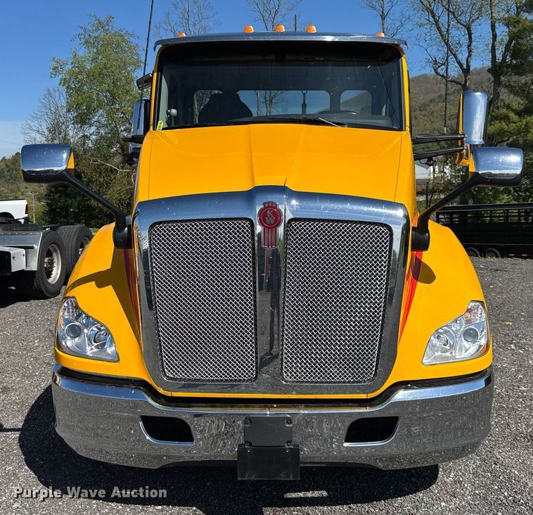 image for item EC3564 2022 Kenworth T680 semi truck