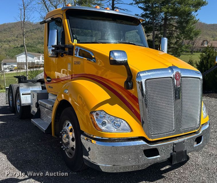 image for item EC3564 2022 Kenworth T680 semi truck