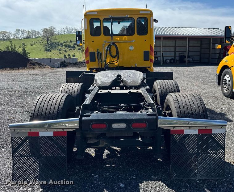 image for item EC3564 2022 Kenworth T680 semi truck