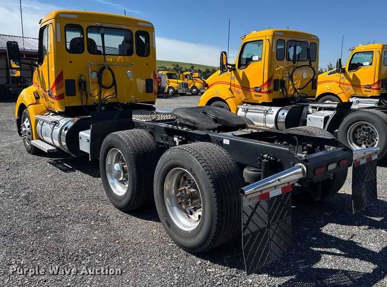 image for item EC3564 2022 Kenworth T680 semi truck