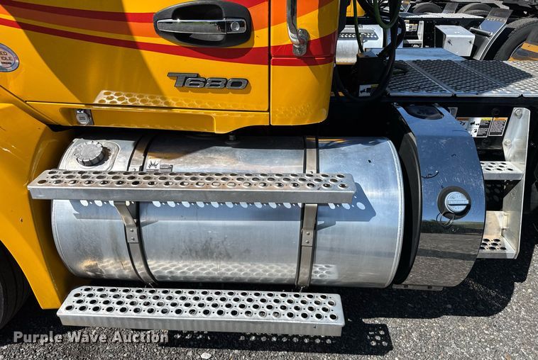 image for item EC3564 2022 Kenworth T680 semi truck