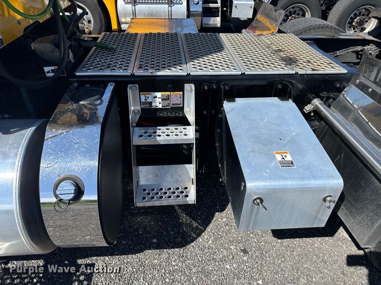 image for item EC3564 2022 Kenworth T680 semi truck
