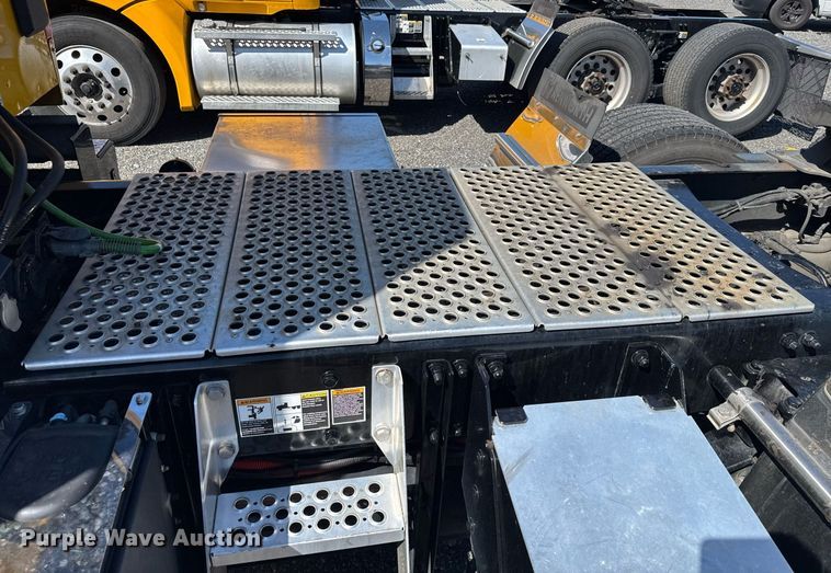 image for item EC3564 2022 Kenworth T680 semi truck