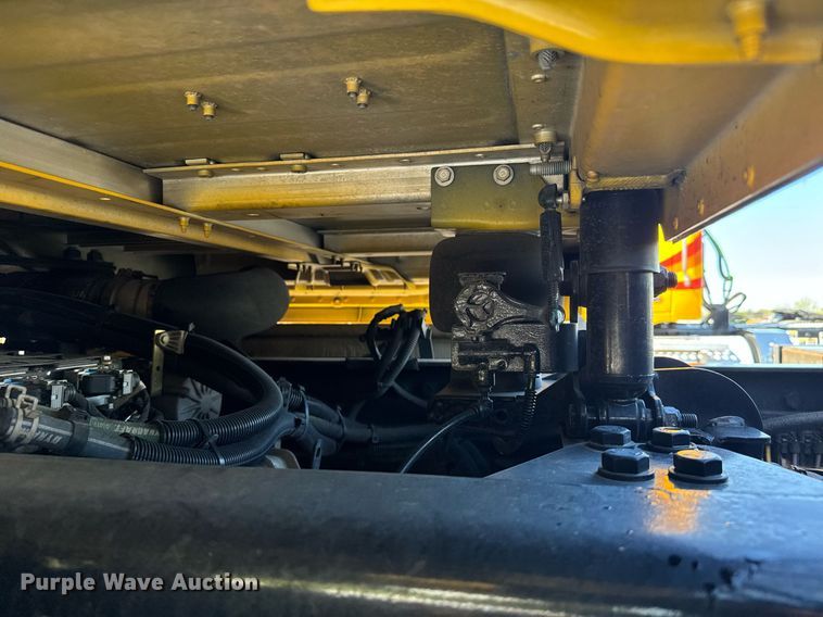 image for item EC3564 2022 Kenworth T680 semi truck