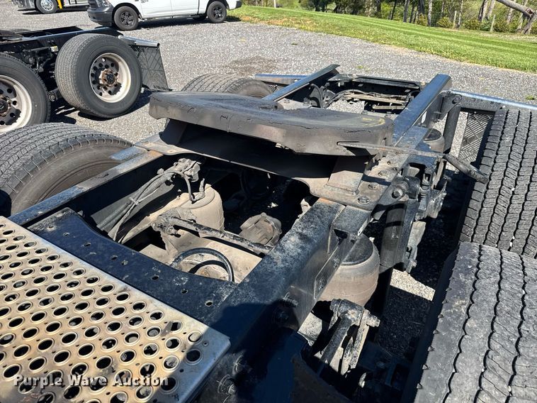 image for item EC3564 2022 Kenworth T680 semi truck