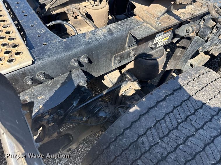 image for item EC3564 2022 Kenworth T680 semi truck