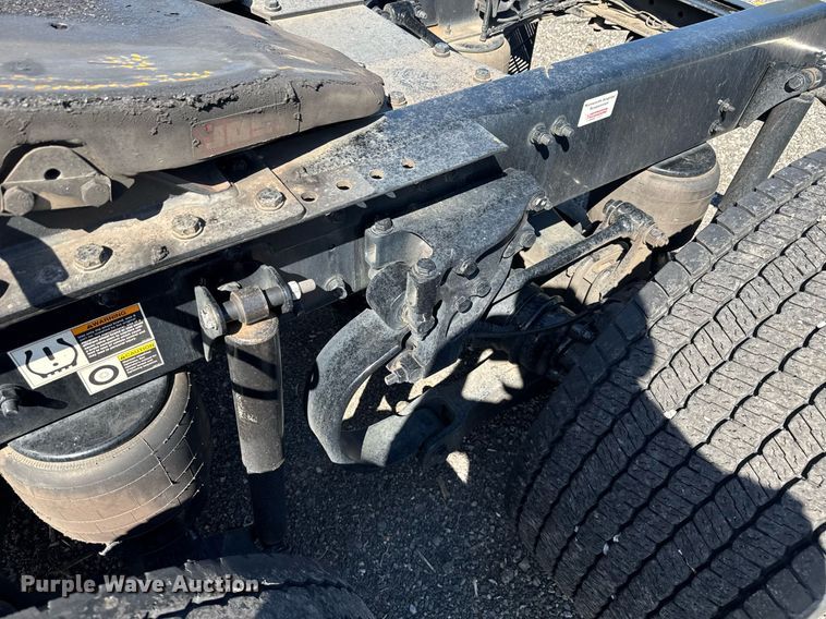 image for item EC3564 2022 Kenworth T680 semi truck