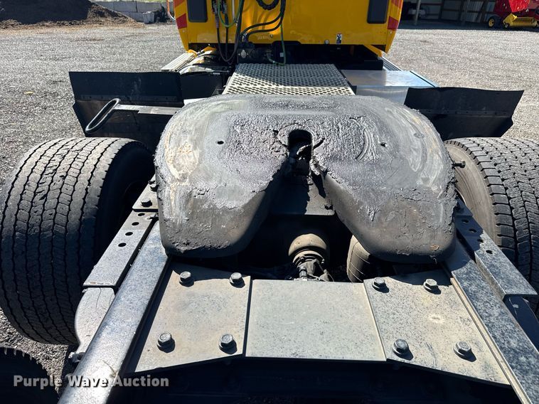 image for item EC3564 2022 Kenworth T680 semi truck