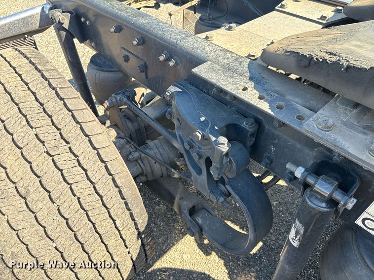 image for item EC3564 2022 Kenworth T680 semi truck