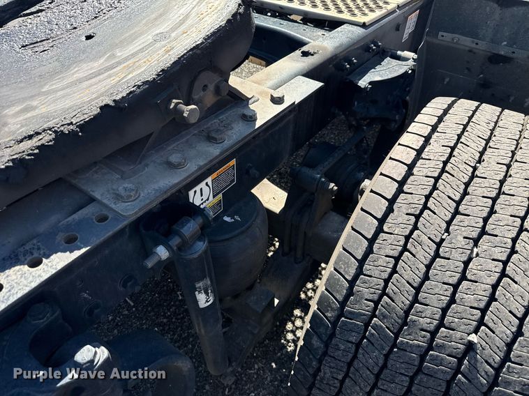 image for item EC3564 2022 Kenworth T680 semi truck