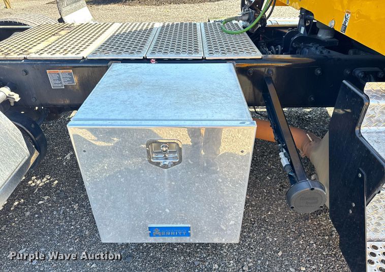 image for item EC3564 2022 Kenworth T680 semi truck