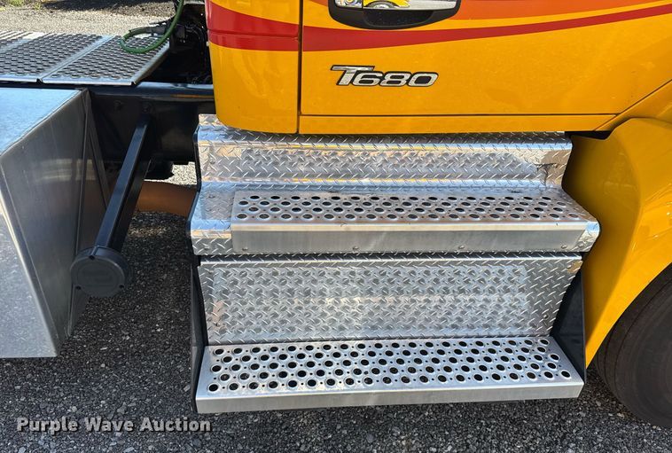 image for item EC3564 2022 Kenworth T680 semi truck