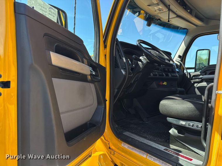 image for item EC3564 2022 Kenworth T680 semi truck