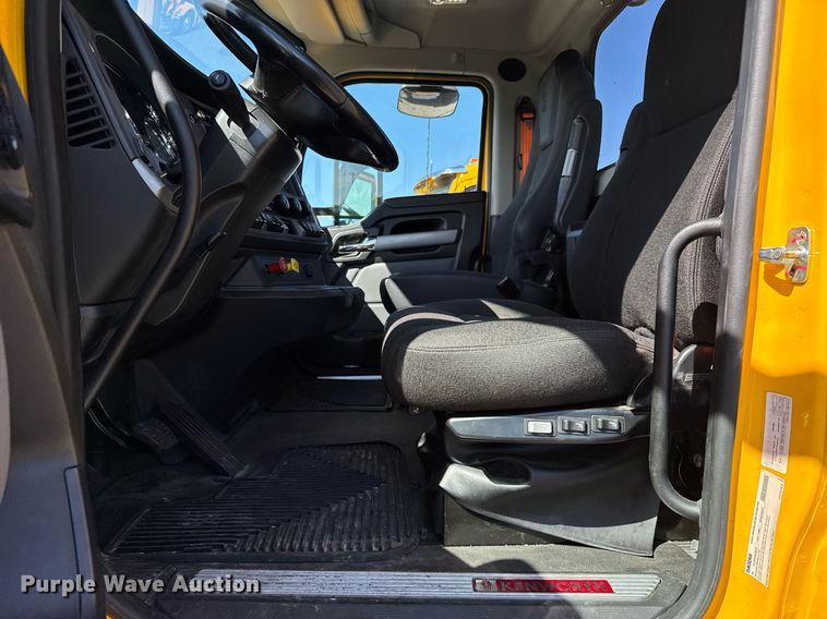 image for item EC3564 2022 Kenworth T680 semi truck