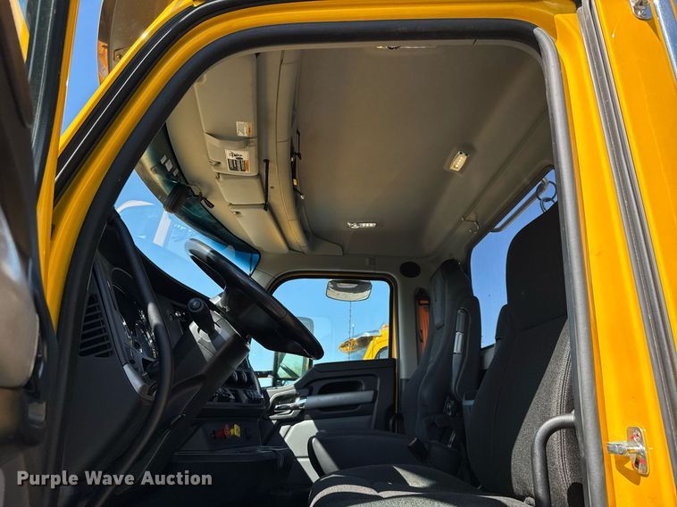 image for item EC3564 2022 Kenworth T680 semi truck