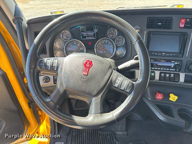 image for item EC3564 2022 Kenworth T680 semi truck