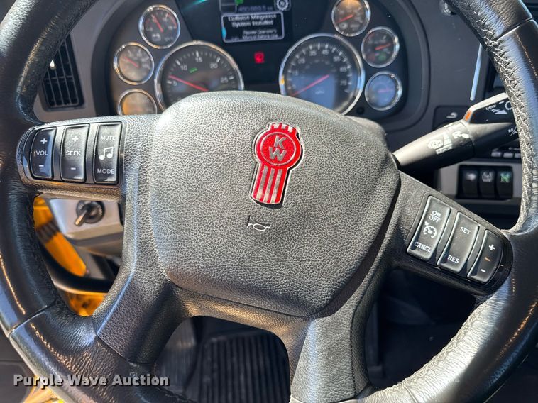 image for item EC3564 2022 Kenworth T680 semi truck