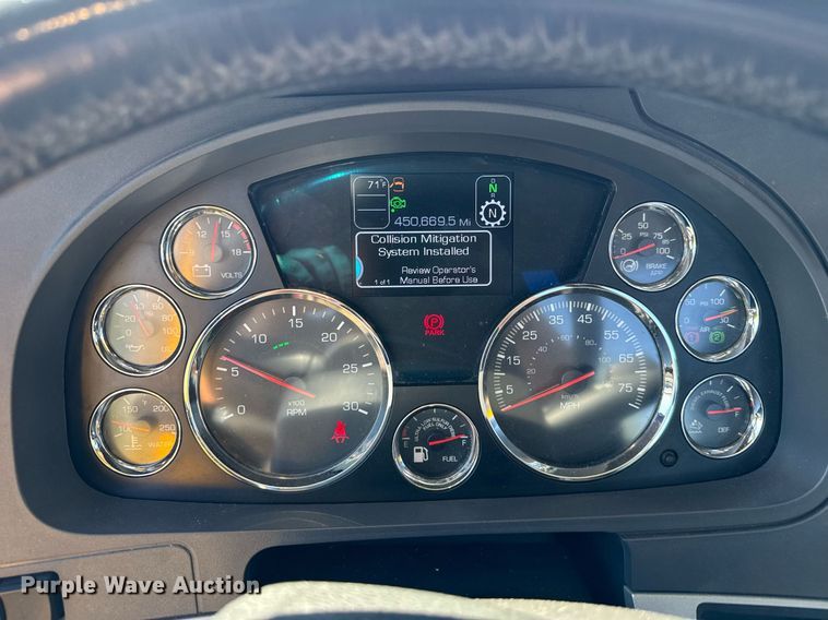 image for item EC3564 2022 Kenworth T680 semi truck