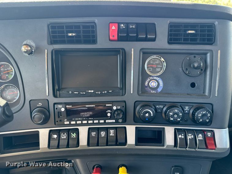 image for item EC3564 2022 Kenworth T680 semi truck