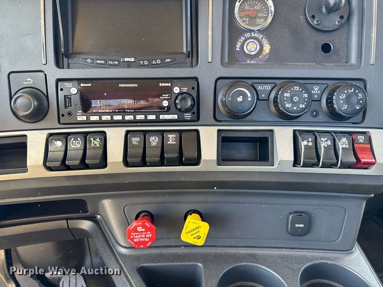 image for item EC3564 2022 Kenworth T680 semi truck