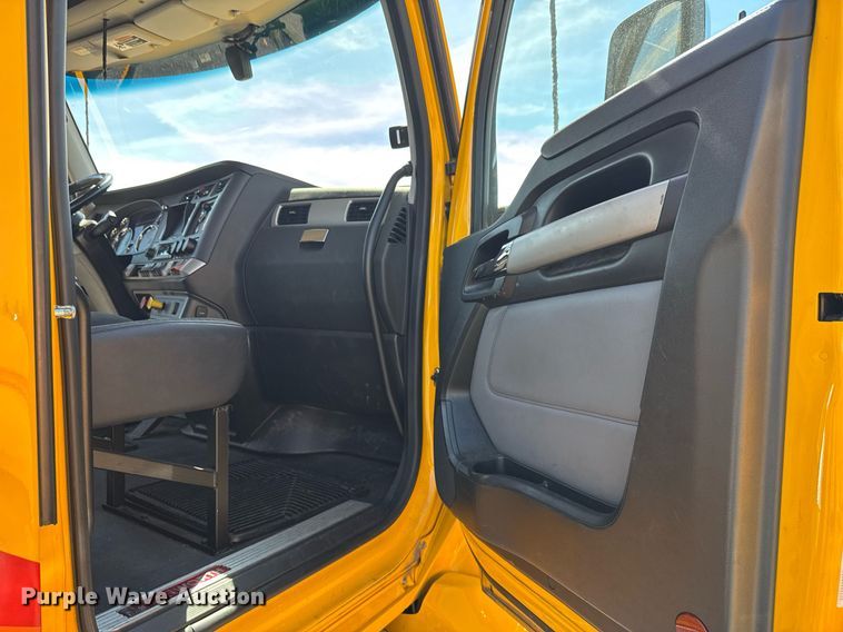 image for item EC3564 2022 Kenworth T680 semi truck