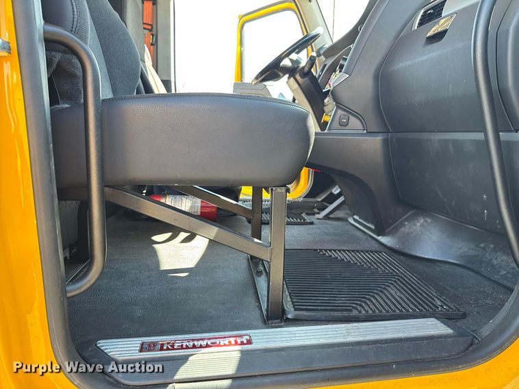 image for item EC3564 2022 Kenworth T680 semi truck