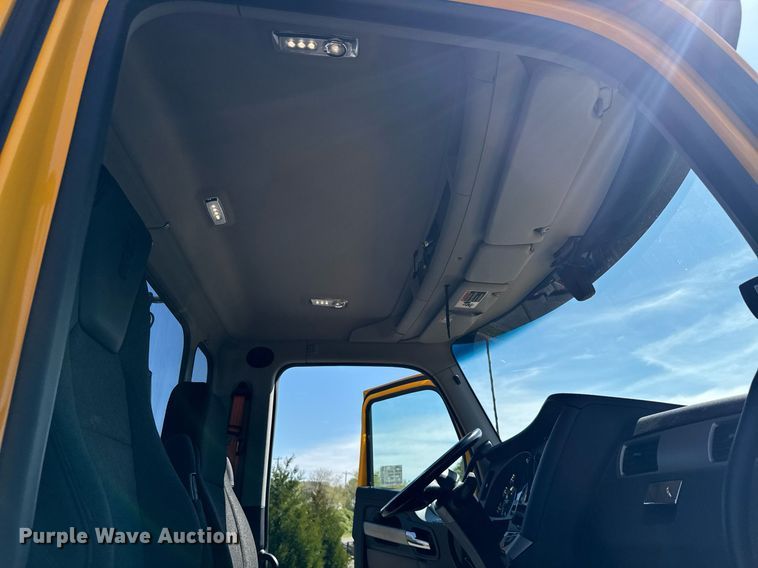 image for item EC3564 2022 Kenworth T680 semi truck