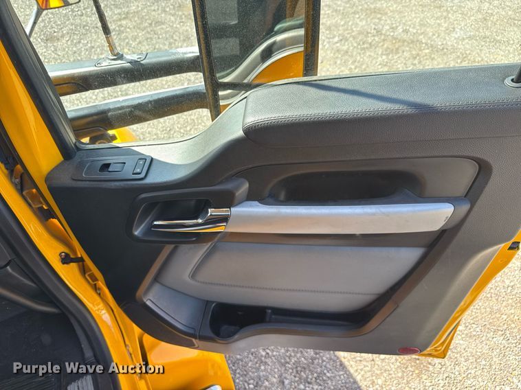 image for item EC3564 2022 Kenworth T680 semi truck