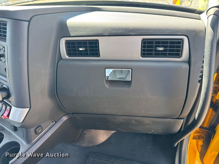 image for item EC3564 2022 Kenworth T680 semi truck